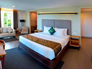 Un pat sau paturi într-o cameră la The Balcone Suites & Resort Powered by Archipelago