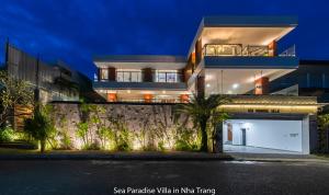 dom z garażem przed budynkiem w obiekcie Promotion Early Booker, Sea Paradise Villa 6 Bedrooms, Infinity Pool, Karaoke, Sauna & BBQ w mieście Nha Trang