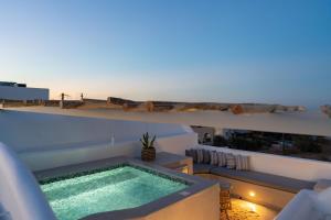 una piscina en la azotea de una casa en Aegean Diamonds Luxury Suites, en Monolithos