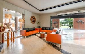Roadies Rostel - Best Adventure Resort in Ahmedabad的休息区