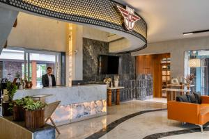Roadies Rostel - Best Adventure Resort in Ahmedabad的休息区
