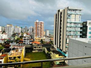uitzicht op een stad met hoge gebouwen bij Rideway wellawatte in Colombo