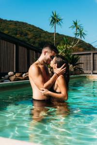 Ein Mann und eine Frau im Schwimmbad. in der Unterkunft BRB Park Hotel in Vizhenka