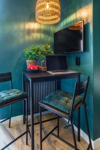 Телевізор і / або розважальний центр в Beautiful Studios Słowackiego by Noclegi Renters