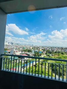 een balkon met uitzicht op de stad bij Taguig 1 bedroom with balcony Plus Netflix Near Bgc and Airport in Manilla