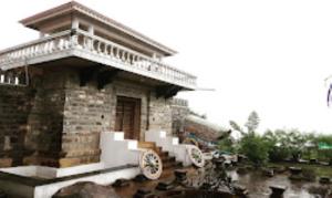 un edificio in pietra con scale e portico di Prabhusrushti Agro,Satara a Satara