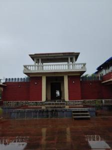 un edificio in mattoni rossi con tetto bianco di Prabhusrushti Agro,Satara a Satara
