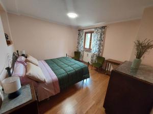1 dormitorio con cama, mesa y ventana en Nido Romantico, en Ortignano Raggiolo