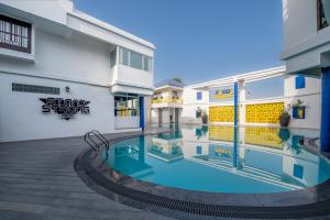 Roadies Rostel - Best Adventure Resort in Ahmedabad内部或周边的泳池
