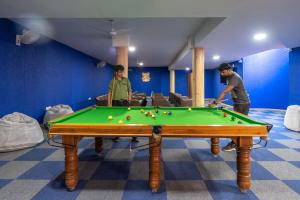 Roadies Rostel - Best Adventure Resort in Ahmedabad内的一张台球桌