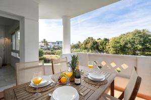 Balkón nebo terasa v ubytování Beach Front apartment in Puerto Banus