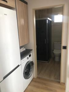 een badkamer met een wasmachine en een toilet bij Opus Apart Hotel in Kuşadası