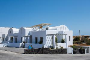 un gran edificio blanco con muchas ventanas en Aegean Diamonds Luxury Suites, en Monolithos