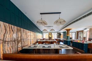Roadies Rostel - Best Adventure Resort in Ahmedabad餐厅或其他用餐的地方