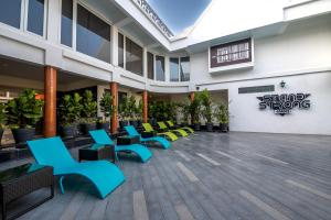 eine große Lobby mit blauen und grünen Stühlen in der Unterkunft Roadies Rostel - Best Adventure Resort in Ahmedabad in Kanīj