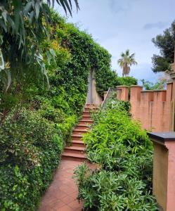 a stairway leading up to a building with plants at The Shell 200 mt dal mare con giardino in centro città - posto auto in Imperia