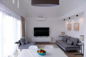 a living room with a couch and a television at Major Residence in Tihany