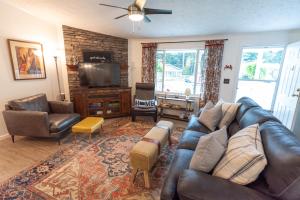 uma sala de estar com um sofá de couro e uma televisão em The Castle: Lake Views, Comfort, Nature, Decor em Cambridge Springs