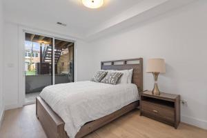 Ένα ή περισσότερα κρεβάτια σε δωμάτιο στο Capitol View1 Townhouse Condo