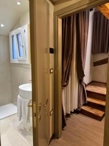 威尼斯Cà Dell'Arte Palace的带马桶和水槽的浴室 更多67张照片