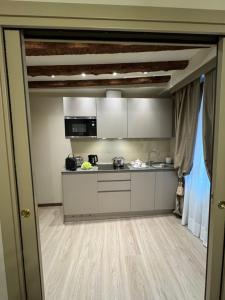 A kitchen or kitchenette at Cà Dell'Arte Palace