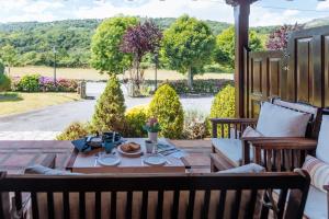 una mesa y sillas en un patio con vistas en Apartamentos El Pedrayu, en Onís