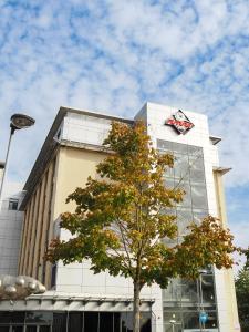 un bâtiment avec un panneau de chat sur son côté dans l'établissement Future Inn Cardiff Bay, à Cardiff