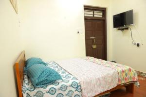 sypialnia z łóżkiem z telewizorem na ścianie w obiekcie Heritage home with 2 bed/2 bath with kitchen in a residential neighborhood. w mieście Maduraj