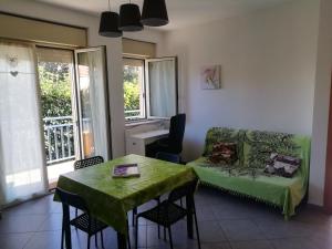 新喬瓦尼提蒂諾的住宿－Casa MaryGiò，客厅配有沙发和桌子