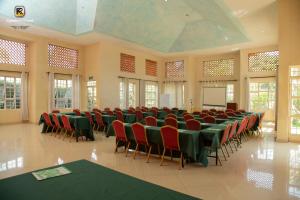 Kabalega Resort - Masindi في Masindi: قاعة اجتماعات فيها كراسي وشاشة