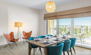 comedor con mesa y sillas y balcón en New fully serviced 2BR apartment, en Al Ain