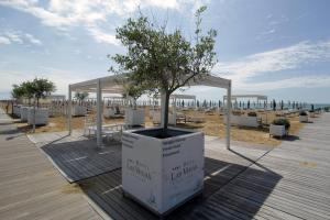 a tree in a planter on a boardwalk at Hotel Las Vegas in Bibione