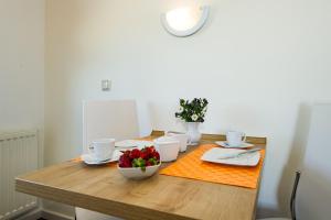 einen Esstisch mit einer Obstschale darauf in der Unterkunft Selliner Ferienappartements mit Balkon und Seeblick in Ostseebad Sellin