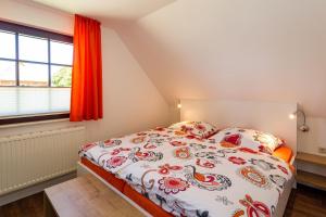 Schlafzimmer mit einem Bett und einem Fenster in der Unterkunft Selliner Ferienappartements mit Balkon und Seeblick in Ostseebad Sellin