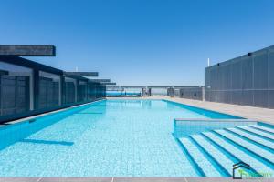 a large swimming pool on top of a building at 3br2ba Apt In Footscarypoolcar Parkwifi in Melbourne