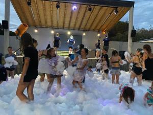 un grupo de niños jugando en un lecho de espuma en Camping des Alberes, en Laroque-des-Albères