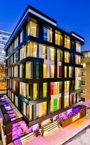 una decoración de un edificio con ventanas coloridas en Business Life Boutique Hotel & Spa, en Estambul