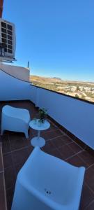アルダレスにあるApartamentos lunaの青い照明、ソファ、テーブルが備わる客室です。