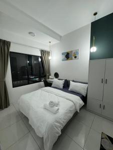 Ліжко або ліжка в номері Comfy WIFI place @Manjalara 5Min to Desa Park City