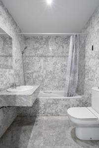 Ett badrum på First Line Apartment in Puerto Banus