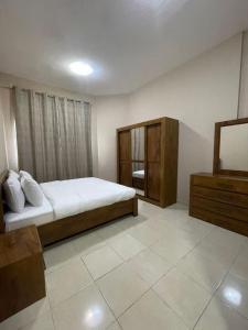 1 dormitorio con 1 cama y vestidor en Marbella Grand Holiday Homes - Al Nahda 1, en Dubái