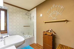 Casa Rossa Vendri في فيرونا: حمام مع حوض ومرحاض وحوض استحمام