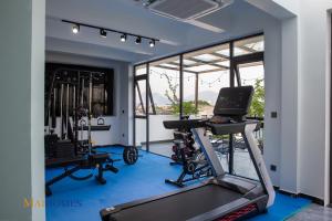 einen Fitnessraum mit Laufband und Trainingsgeräten in der Unterkunft Maihomes Hotel Vĩnh Yên Vĩnh Phúc in Yen