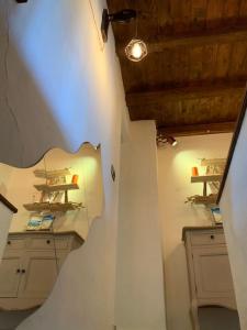 una camera con pareti bianche, armadi bianchi e un soffitto di ROBY’s NEST a Maracalagonis