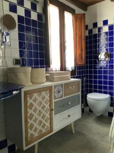 bagno con lavandino e servizi igienici di ROBY’s NEST a Maracalagonis