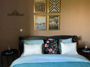 una camera con un letto con due cuscini sopra di ROBY’s NEST a Maracalagonis