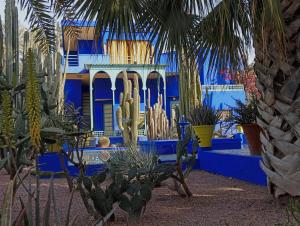 een blauw huis met cactussen ervoor bij Riad Les Gazelles D'Orient Marrakech in Marrakesh