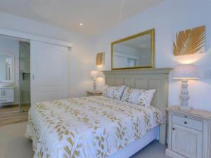 a bedroom with a bed and a mirror on the wall at Beautiful Gate in George