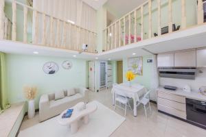 Kuchyň nebo kuchyňský kout v ubytování Lavendar Duplex Apartment
