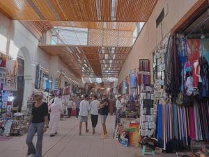 een groep mensen die door een markt in een winkel lopen bij Riad Les Gazelles D'Orient Marrakech in Marrakesh